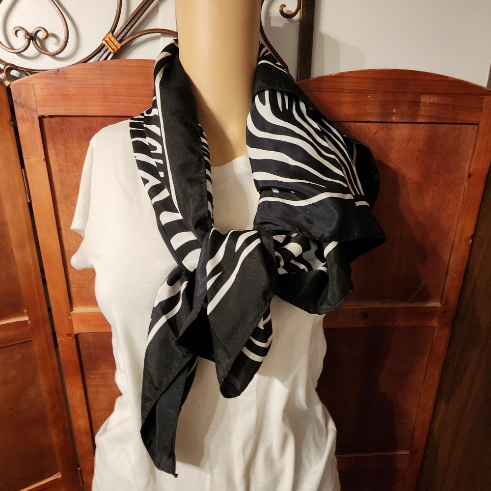 Women's scarf - Picture 3 of 6